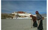 西藏布達拉宮下的老人